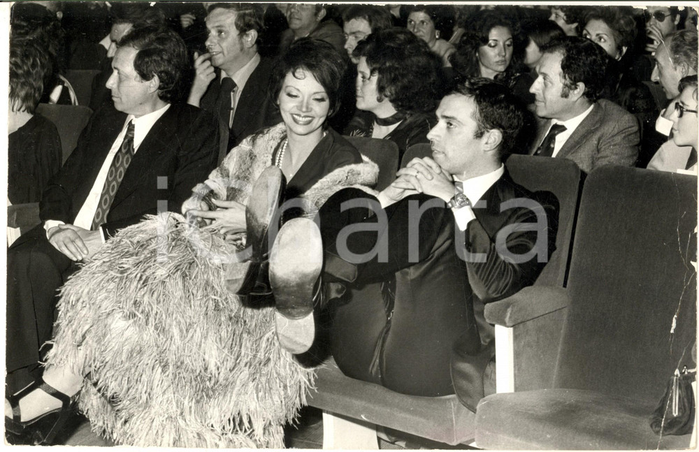 1970 ca COSTUME ITALIA Enrico MONTESANO a un festival con i piedi in alto *Foto