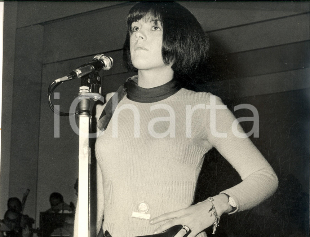 1970 ca SANREMO Cantante Caterina CASELLI al microfono *Foto 30x22 cm