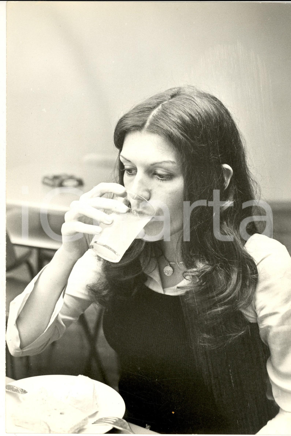 Fotografia d epoca originale 1970 ca COSTUME ITALIA Ritratto di Caterina CASELLI a tavola 2  Foto 20x30 cm 1