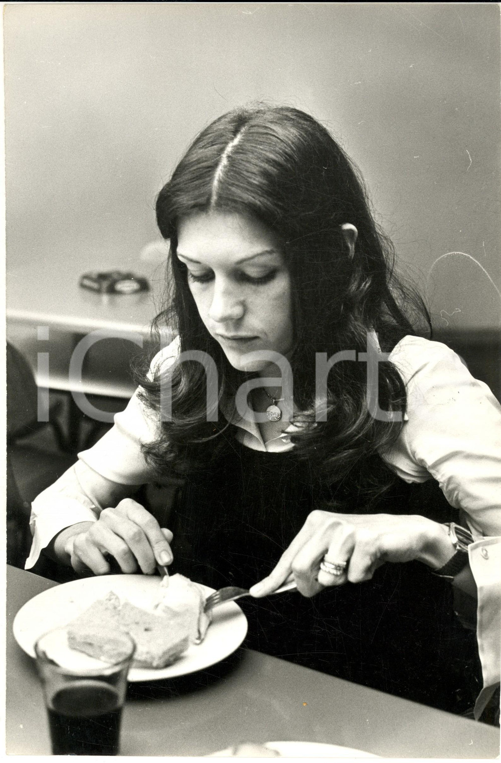 1970 ca COSTUME ITALIA Ritratto di Caterina CASELLI a tavola (3) - Foto 20x30 cm