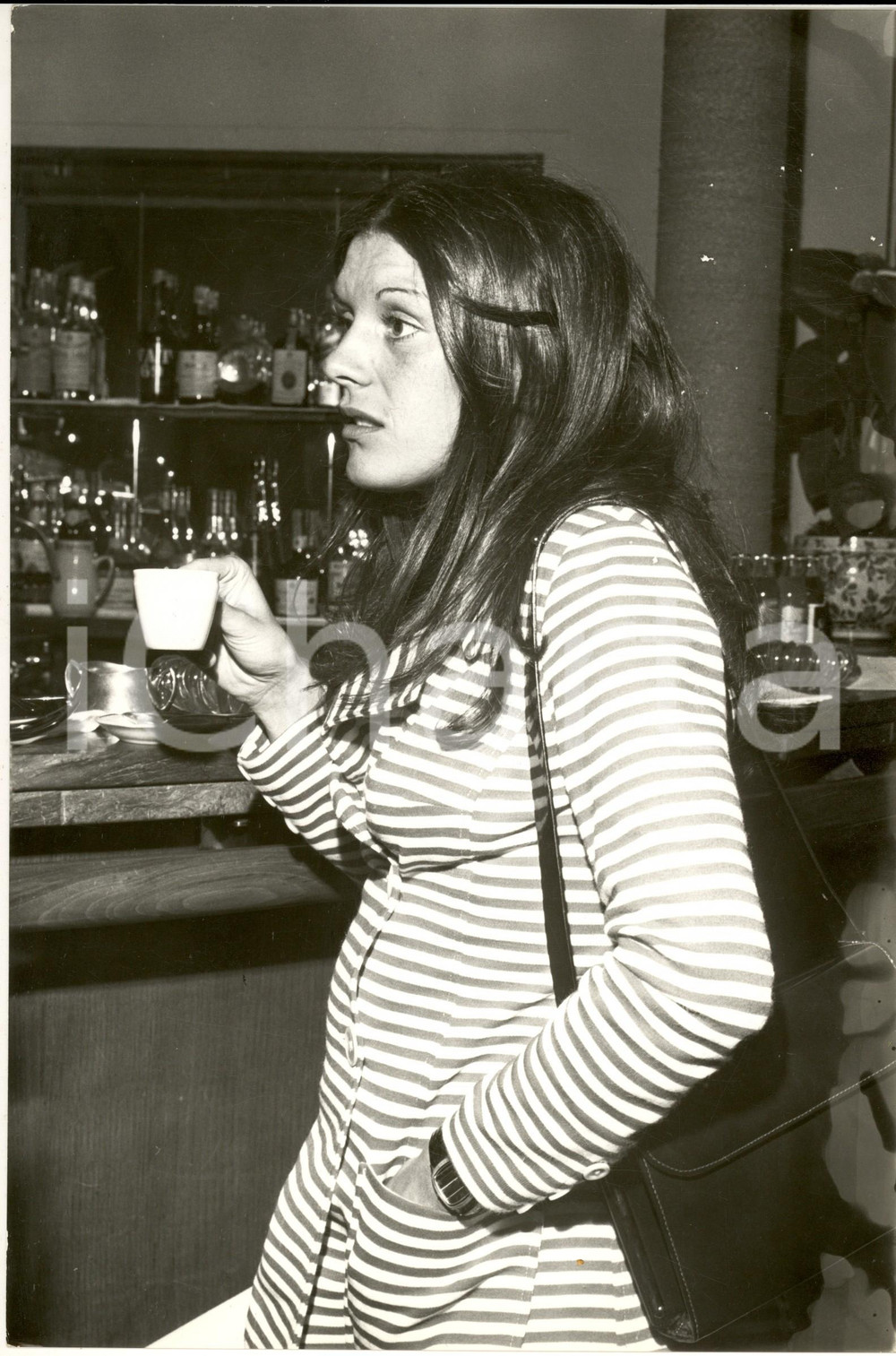 1970 ca COSTUME ITALIA Ritratto di Caterina CASELLI al bar (1) - Foto 20x30 cm