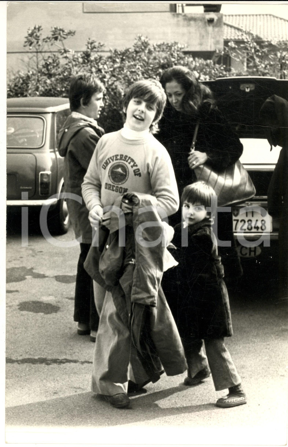 1975 ca SVIZZERA Massimiliano PANI con la sorella Benedetta MAZZINI (3) Foto  Fotografia d'epoca. CONDIZIONI: fair (piegatura orizzontale)FORMATO: 20x31 cm      originale e autentica 1