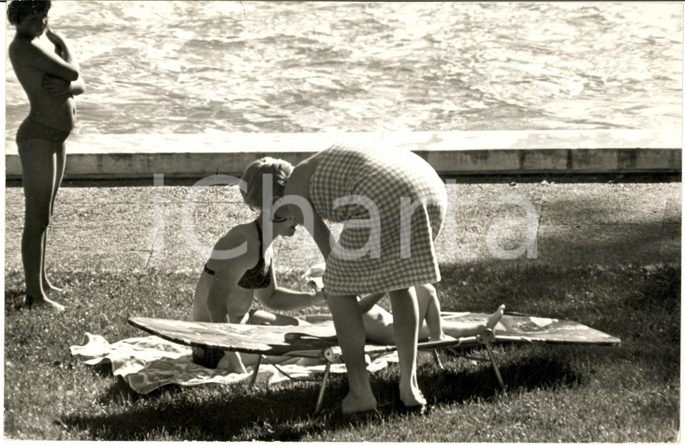 1970 ca GOSSIP ITALIA Cantante MINA paparazzata in vacanza (1) - Foto 30x20 cm Fotografia d'epoca. CONDIZIONI: G    originale e autentica 1