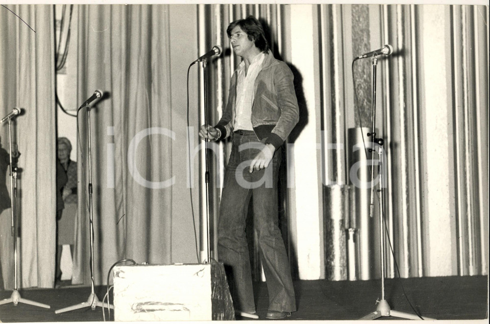 1970 ca COSTUME ITALIA Cantante Sandro GIACOBBE sul palco *Foto 30x20 cm Fotografia d'epoca. CONDIZIONI: G    originale e autentica 1