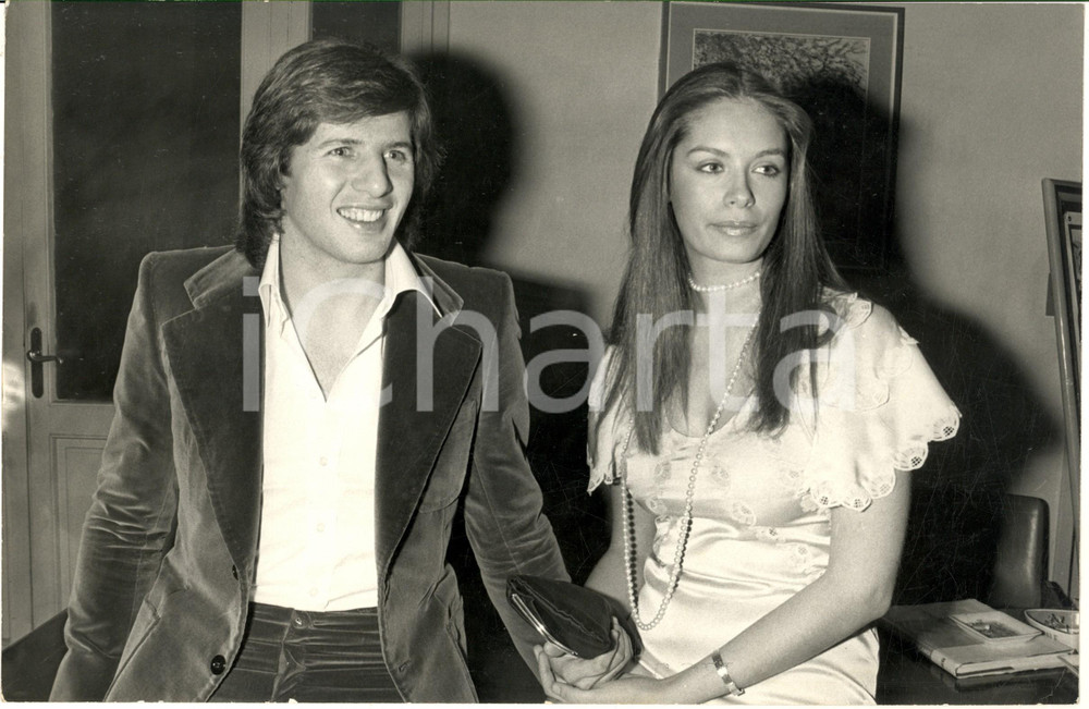 1970 ca COSTUME ITALIA Sandro GIACOBBE con la fidanzata *Foto 30x20 cm Fotografia d'epoca. CONDIZIONI: G    originale e autentica 1