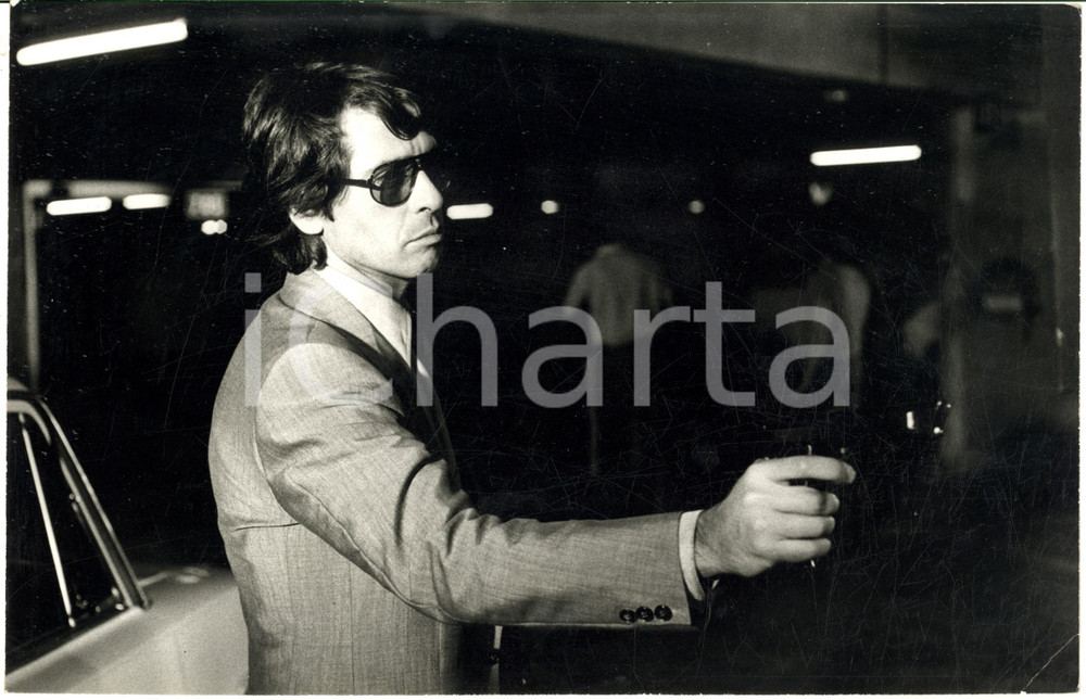 1973 CINEMA Corrado PANI sul set di "Anna, quel particolare piacere" Foto Fotografia d'epoca.CONDIZIONI: G (ma piegatura all'angolo inferiore destro)FORMATO: 30x20 cm    originale e autentica 1