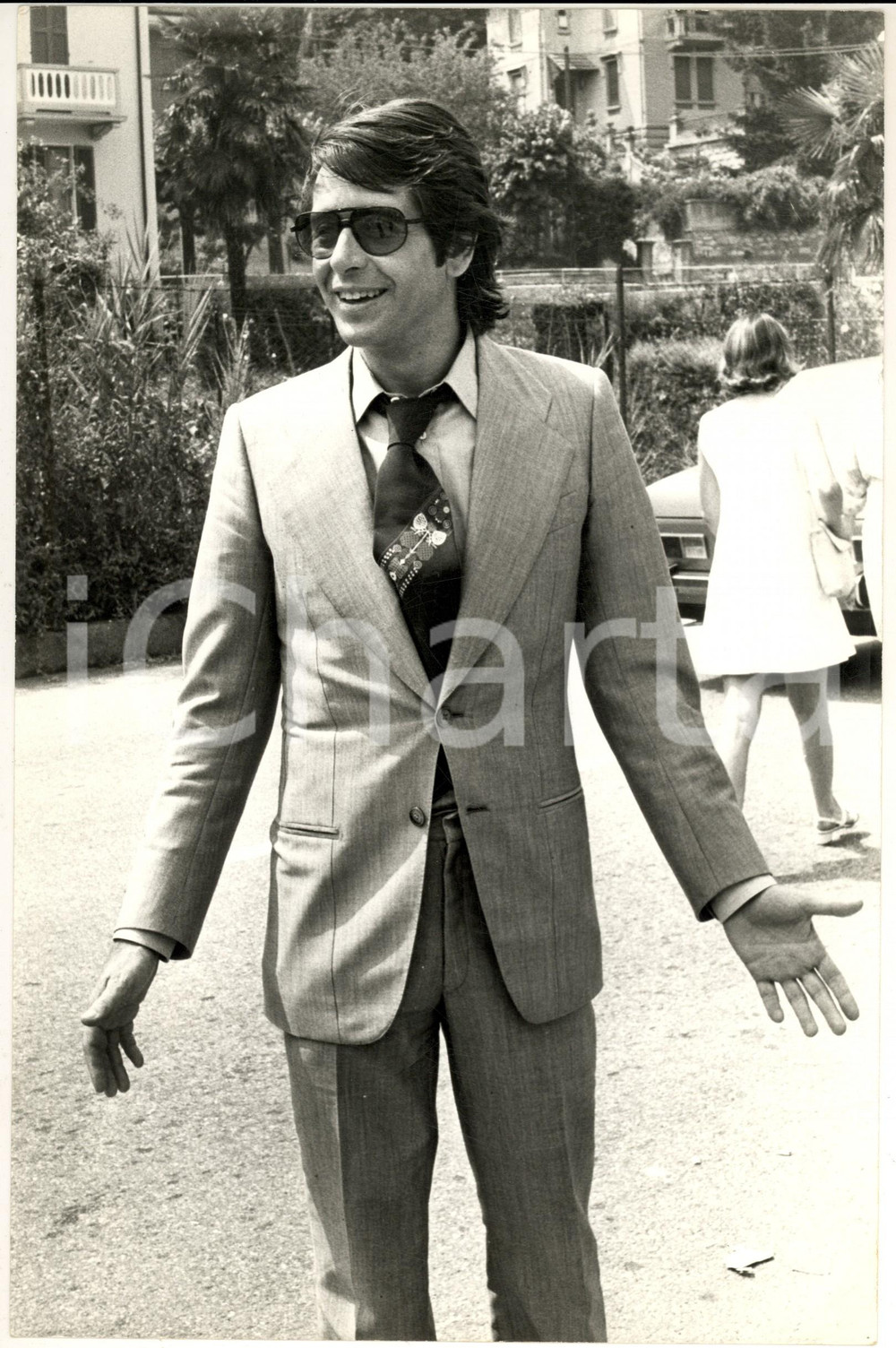 1973 STRESA Corrado PANI sul set di "Anna, quel particolare piacere" Foto (1) Fotografia d'epoca. CONDIZIONI: G (ma lieve piegatura angolare)FORMATO: 20x30 cm    originale e autentica 1