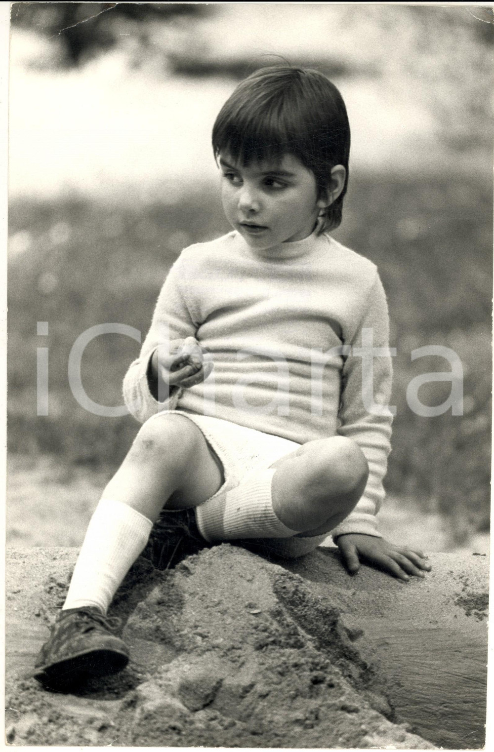 1973 COSTUME Ritratto di Benedetta MAZZINI CROCCO bambina (5) Foto 20x30 cm Fotografia d'epoca. CONDIZIONI: FAIR (piegature al margine superiore)FORMATO: 20x30 cm      originale e autentica 1