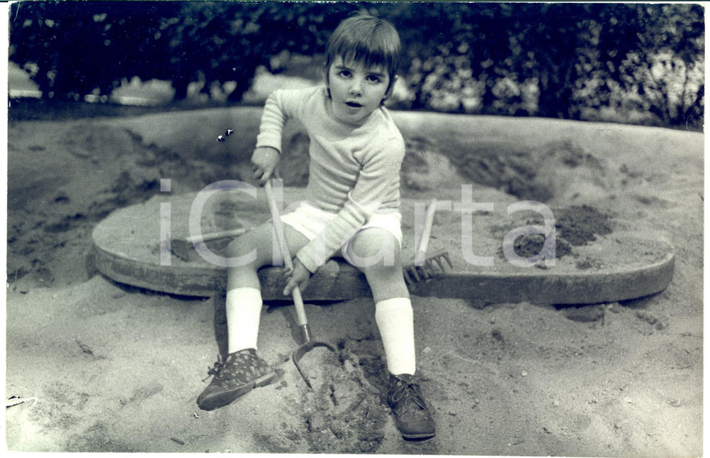 1973 COSTUME Ritratto di Benedetta MAZZINI CROCCO bambina (6) Foto 30x20 cm Fotografia d'epoca. CONDIZIONI: G (ma lieve graffio superficiale)FORMATO: 30x20 cm      originale e autentica 1
