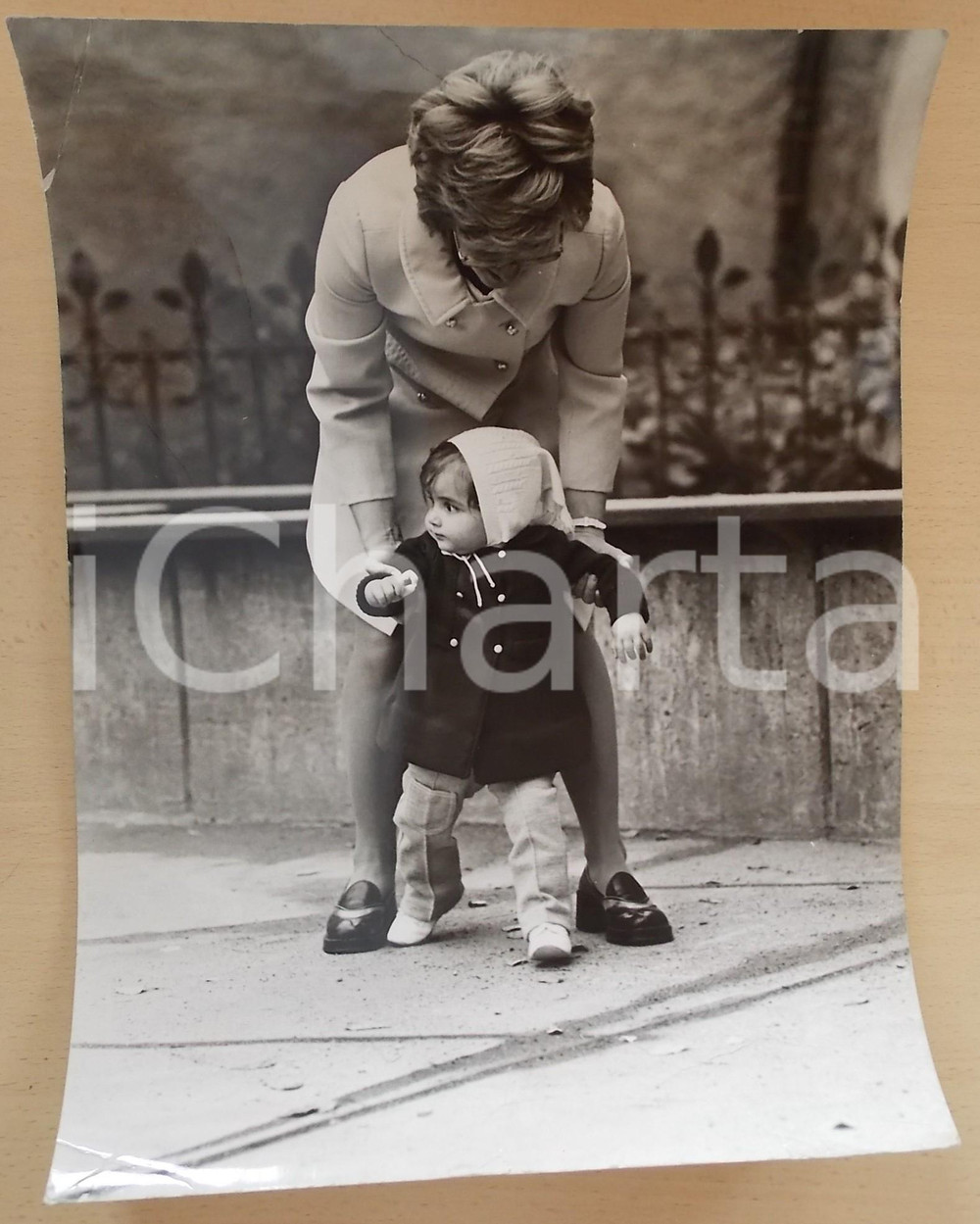 1973 COSTUME Ritratto di Benedetta MAZZINI CROCCO bambina (7) Foto 30x40 cm Fotografia d'epoca. CONDIZIONI: FAIR (piegature angolari e centrali)FORMATO: 30x40 cm      originale e autentica 1