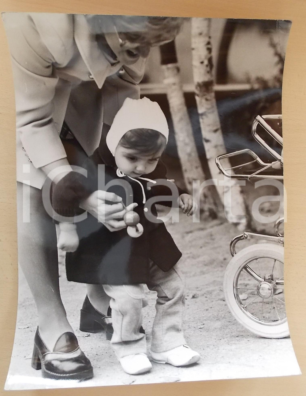 1973 COSTUME Ritratto di Benedetta MAZZINI CROCCO bambina (8) Foto 30x40 cm Fotografia d'epoca. CONDIZIONI: POOR (piegature al lato destro)FORMATO: 30x40 cm      originale e autentica 1