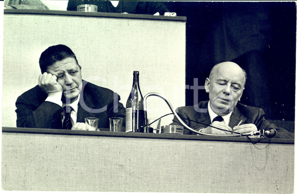 1970 ca POLITICA PCI Giorgio AMENDOLA e Gian Carlo PAJETTA a un congresso *Foto Fotografia d'epoca. CONDIZIONI: G (ma lieve piegatura angolare)FORMATO: 30x20 cm      originale e autentica 1