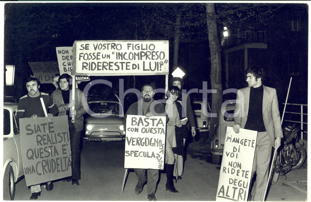 Fotografia d epoca originale 1970 ca EMILIA Manifestazione sociale  Cartelli in corteo Foto 30x20 1