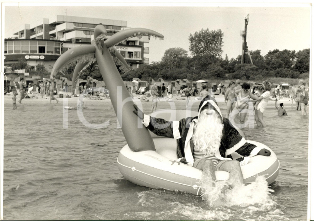 1990 ca CARAIBI Babbo Natale consegna i doni in canotto *Foto CURIOSA 30x20 cm Fotografia vintage. CONDIZIONI: fair (piccolo strappo al margine superiore e sinistro)FORMATO: 30x20 cm      originale e autentica 1