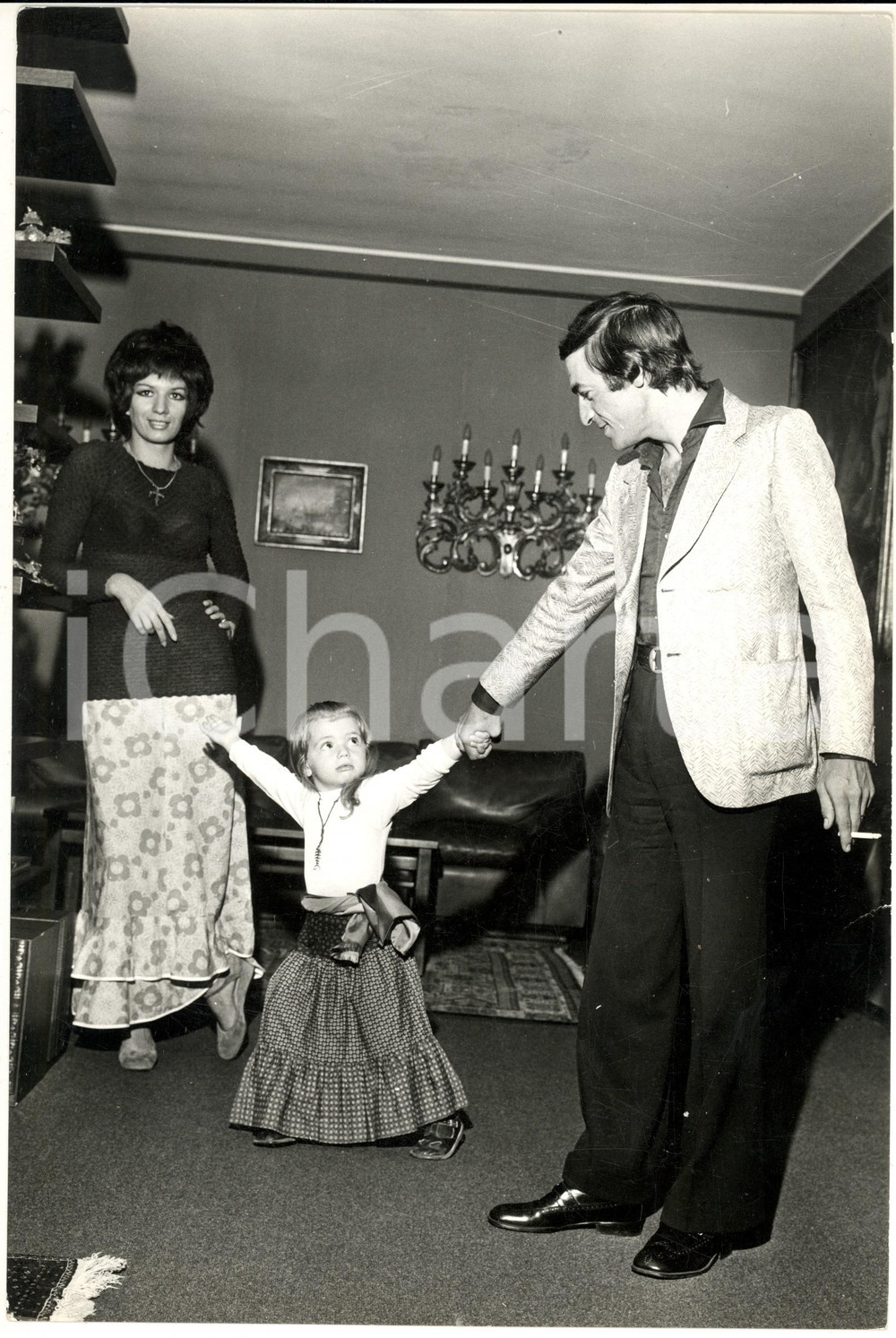 1975 ca COSTUME Iva ZANICCHI e Tonino ANSOLDI in famiglia *Foto 20x30 cm Fotografia di agenzia. CONDIZIONI: G FORMATO: 20x30 cm    originale e autentica 1