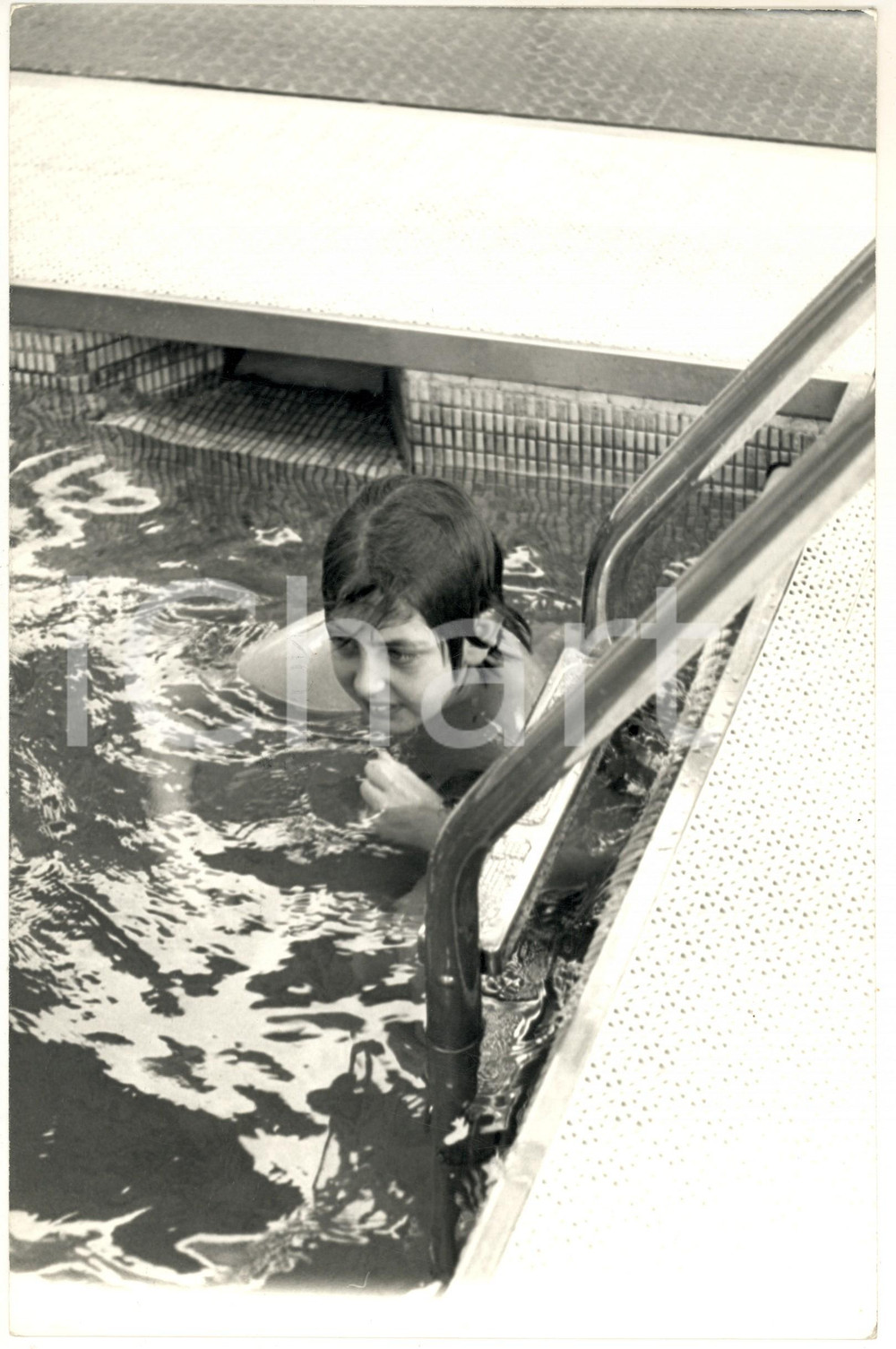 1975 ca COSTUME Massimiliano PANI bambino in piscina - Foto (2) 20x30 cm Fotografia d'epoca. CONDIZIONI: G (ma lievi tracce di inchiostro)FORMATO: 20x30 cm    originale e autentica 1