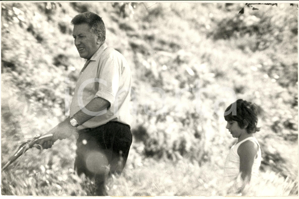 1975 ca COSTUME Massimiliano PANI bambino in vacanza (1) - Fotografia 30x20 cm Fotografia d'epoca. CONDIZIONI: G (ma lievi piegature angolari)FORMATO: 30x20 cm    originale e autentica 1