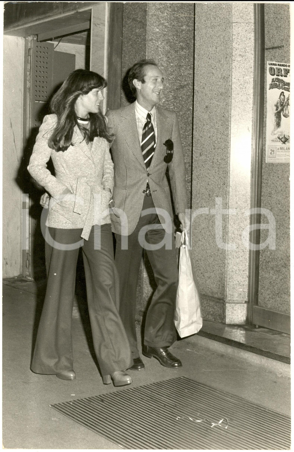 1970 ca GOSSIP ITALIA Caterina CASELLI con Piero SUGAR (3) - Foto 20x30 cm Fotografia d'epoca. CONDIZIONI: G (ma lievi piegature marginali)FORMATO: 20x30 cm      originale e autentica 1