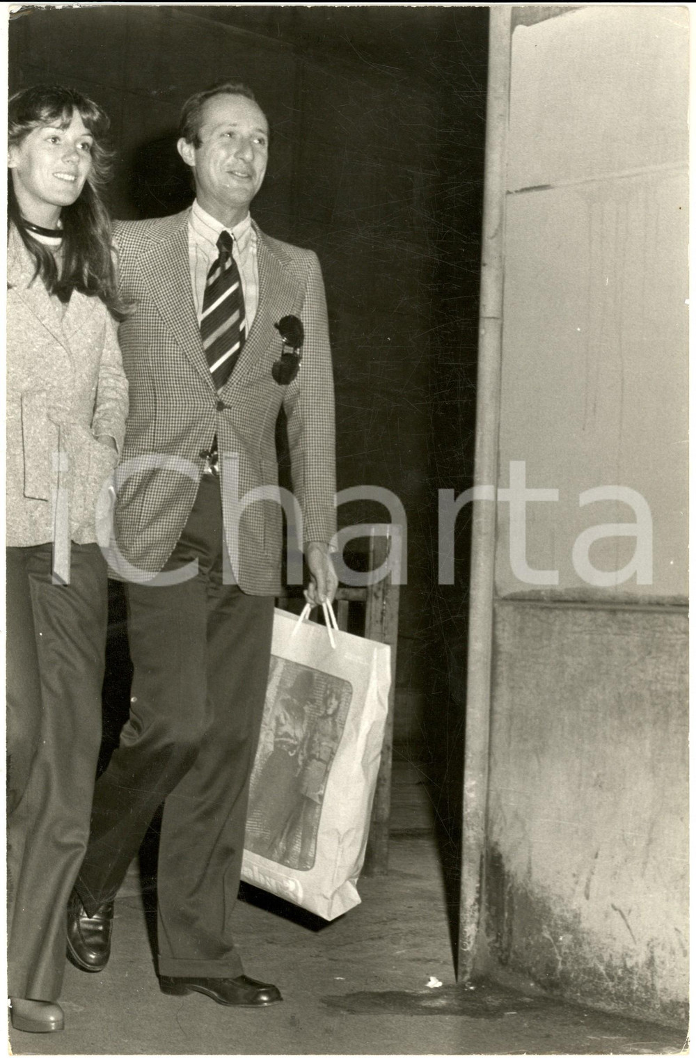 1970 ca GOSSIP ITALIA Caterina CASELLI con Piero SUGAR (4) - Foto 20x30 cm Fotografia d'epoca. CONDIZIONI: G (ma lievi piegature marginali)FORMATO: 20x30 cm      originale e autentica 1