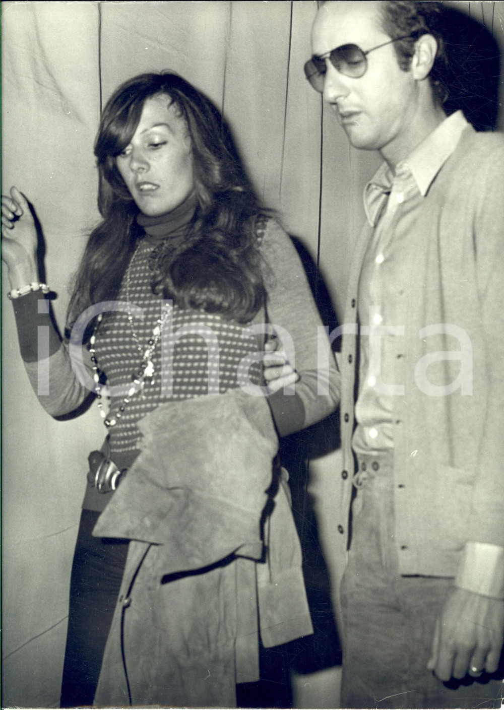 1970 ca GOSSIP ITALIA Caterina CASELLI con Piero SUGAR (5) - Foto 24x30 cm Fotografia d'epoca. CONDIZIONI: FAIR (gualciture marginali)FORMATO: 24x30 cm      originale e autentica 1