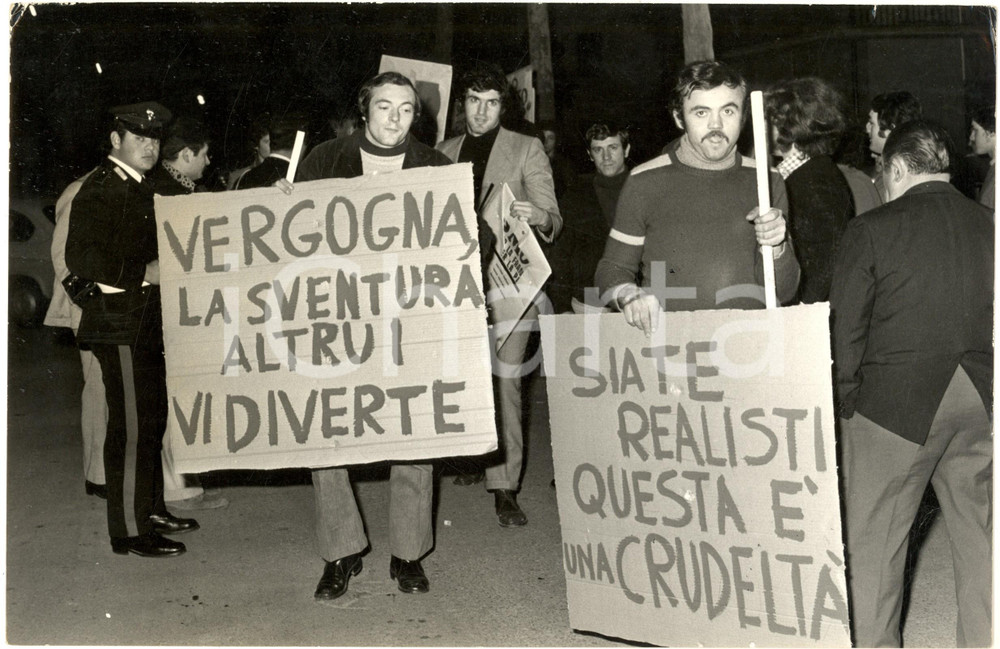 Fotografia d epoca originale 1970 ca EMILIA Manifestazione sociale  Cartelli in corteo Fotografia 30x20 cm 1