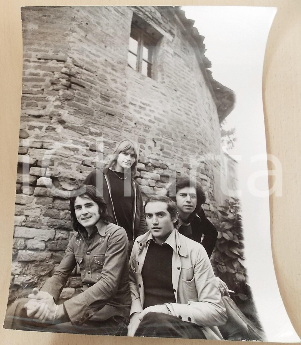 1970 ca COSTUME ITALIA Ritratto del gruppo beat GLI ALUNNI DEL SOLE *Foto 30x40 Fotografia di agenzia. CONDIZIONI: FAIR (piegature al margine superiore e inferiore)FORMATO: 30x40 cm    originale e autentica 1
