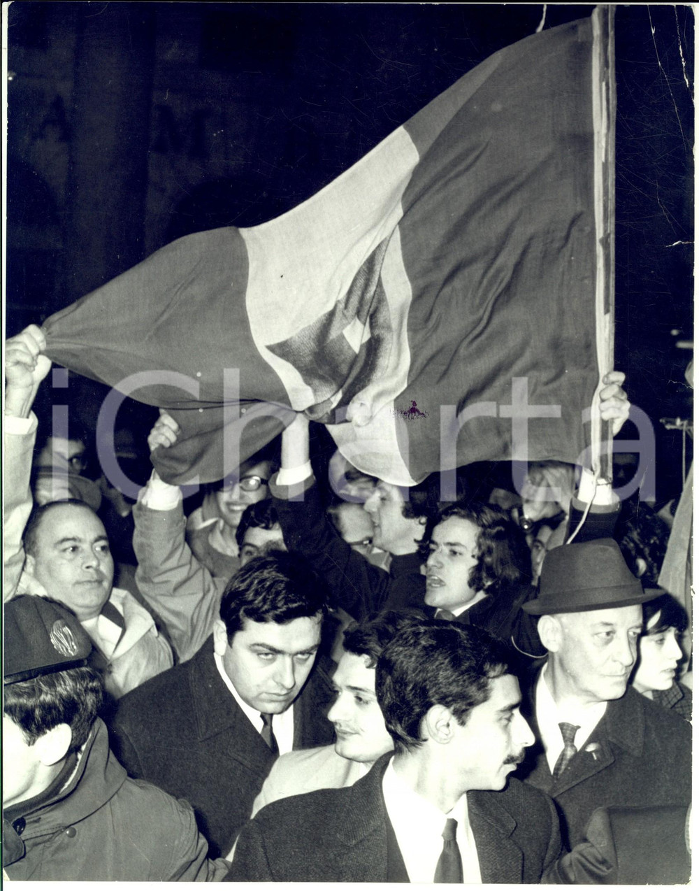 1970 ca MILANO Manifestazioni politiche - Estrema destra in corteo *Foto 21x27 Fotografia di agenzia. CONDIZIONI: FAIR (piegature marginali evidenti)FORMATO: 21x27 cm    originale e autentica 1