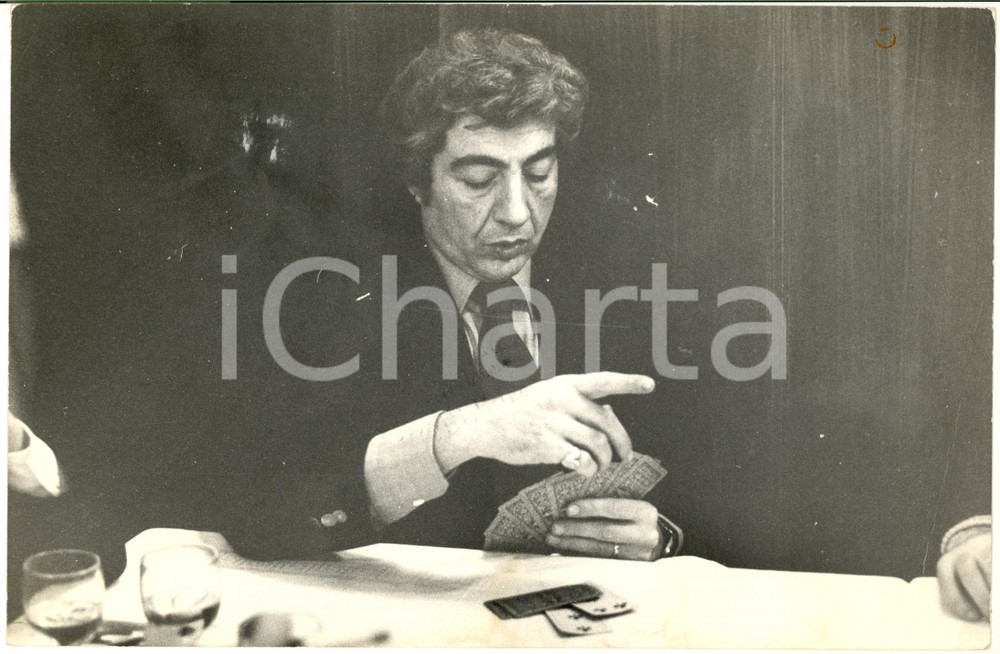 1970 ca COSTUME ITALIA Gino BRAMIERI in una partita a carte (1) - Foto 30x20 cm Fotografia d'epoca. CONDIZIONI: fair (piegature al lato destro e residuo centrale di inchiostro; lieve traccia di ruggine al margine superiore)FORMATO: 30x20 cm      originale e autentica 1