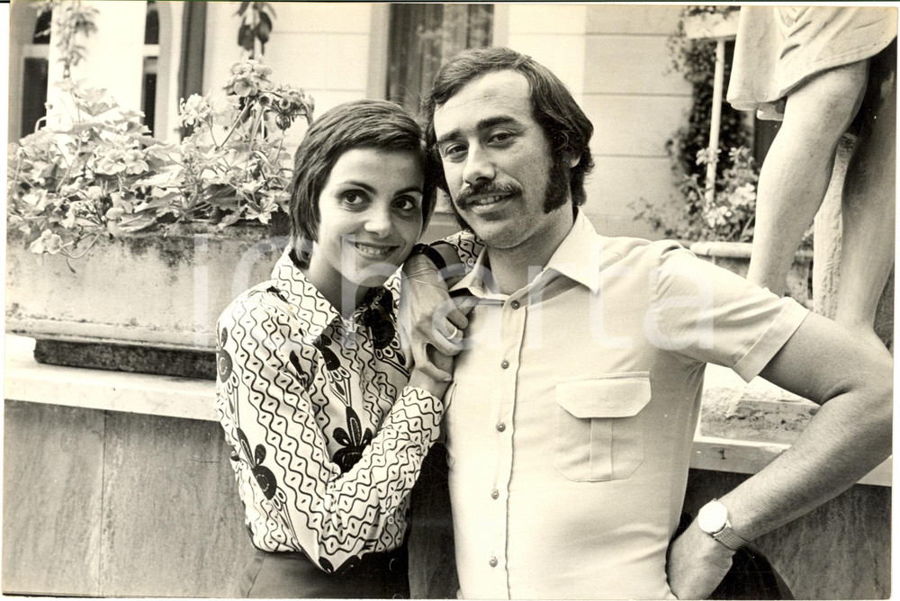1970 ca COSTUME ITALIA Cantante Piero FOCACCIA con la moglie (1) - Foto 30x20 cm Fotografia d'epoca. CONDIZIONI: GFORMATO: 30x20 cm      originale e autentica 1