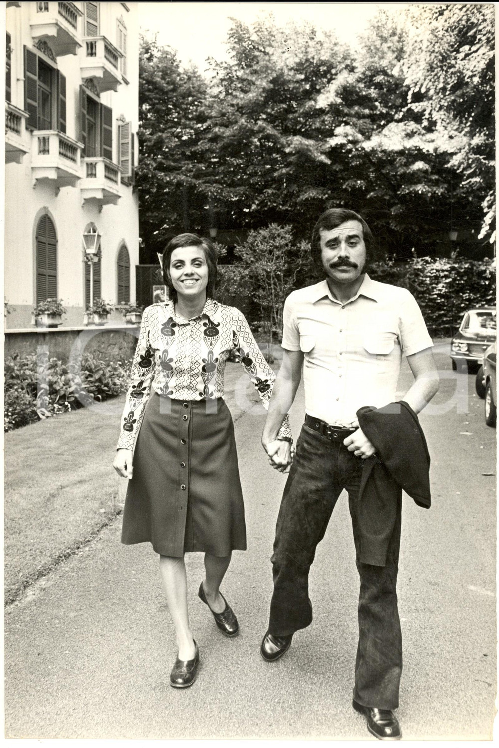1970 ca COSTUME ITALIA Cantante Piero FOCACCIA con la moglie (2) - Foto 20x30 cm Fotografia d'epoca. CONDIZIONI: G (ma minima mancanza angolare)FORMATO: 20x30 cm      originale e autentica 1