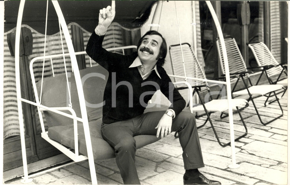 1970 ca COSTUME Cantante Piero FOCACCIA su divano a dondolo (1) - Foto 30x20 cm Fotografia d'epoca. CONDIZIONI: FAIR (residui cartacei al margine superiore)FORMATO: 30x20 cm      originale e autentica 1