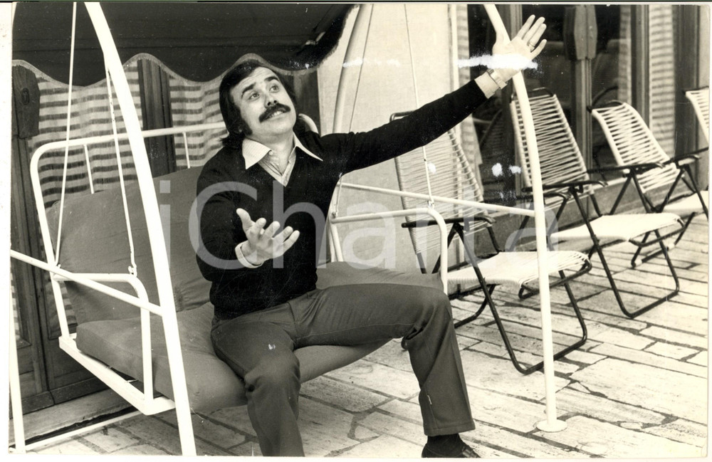 1970 ca COSTUME Cantante Piero FOCACCIA su divano a dondolo (2) Foto DANNEGGIATA Fotografia d'epoca. CONDIZIONI: POOR (residui cartacei al margine superiore e piegatura lungo l'intero lato destro)FORMATO: 30x20 cm      originale e autentica 1