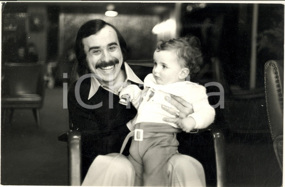 1970 ca COSTUME Cantante Piero FOCACCIA con il figlio (1) - Foto 30x20 cm Fotografia d'epoca. CONDIZIONI: GFORMATO: 30x20 cm      originale e autentica 1