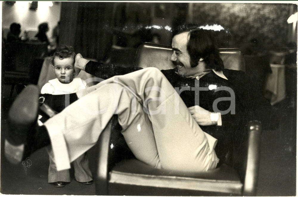 1970 ca COSTUME Cantante Piero FOCACCIA con il figlio (2) Foto DANNEGGIATA Fotografia d'epoca. CONDIZIONI: POOR (residui cartacei diffusi al margine superiore e piegatura al lato destro)FORMATO: 30x20 cm      originale e autentica 1
