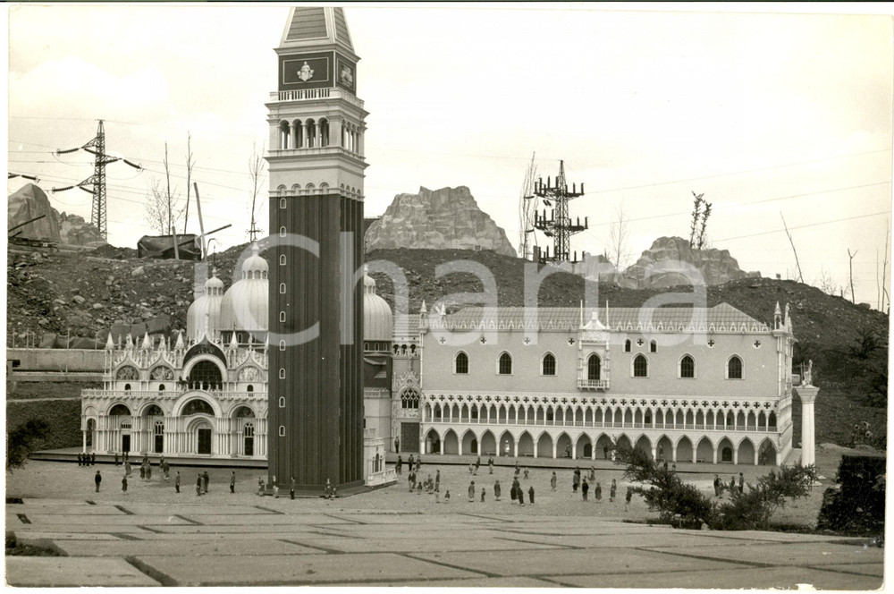 1971 CAPRIATE SAN GERVASIO - MINITALIA - Piazza San Marco (1) - Foto 30x20 cm Fotografia d'epoca. CONDIZIONI: GFORMATO: 30x20 cm      originale e autentica 1