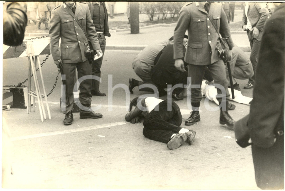 1969 MILANO ANNI DI PIOMBO Manifestanti a terra colpiti *Foto (1) Fotografia d'epoca. CONDIZIONI: GFORMATO: 30x20 cm      originale e autentica 1