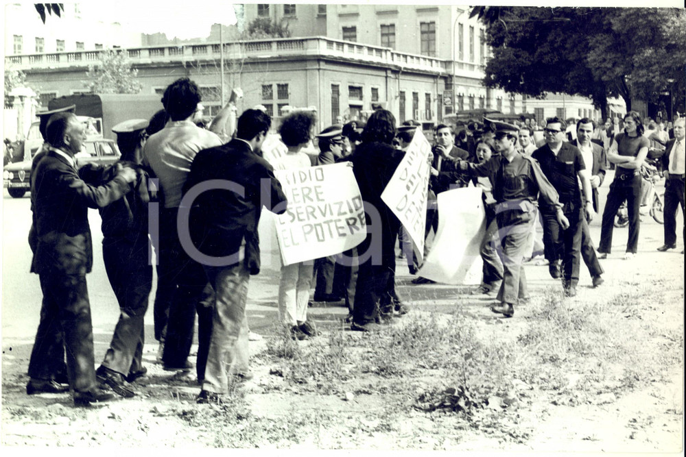 1975 MILANO ANNI DI PIOMBO Corteo in morte di Claudio VARALLI *Foto DANNEGGIATA Fotografia d'epoca.CONDIZIONI: very poor (piegature evidenti al margine inferiore sinistro e mancanze al margine superiore)FORMATO: 30x20 cm     originale e autentica 1