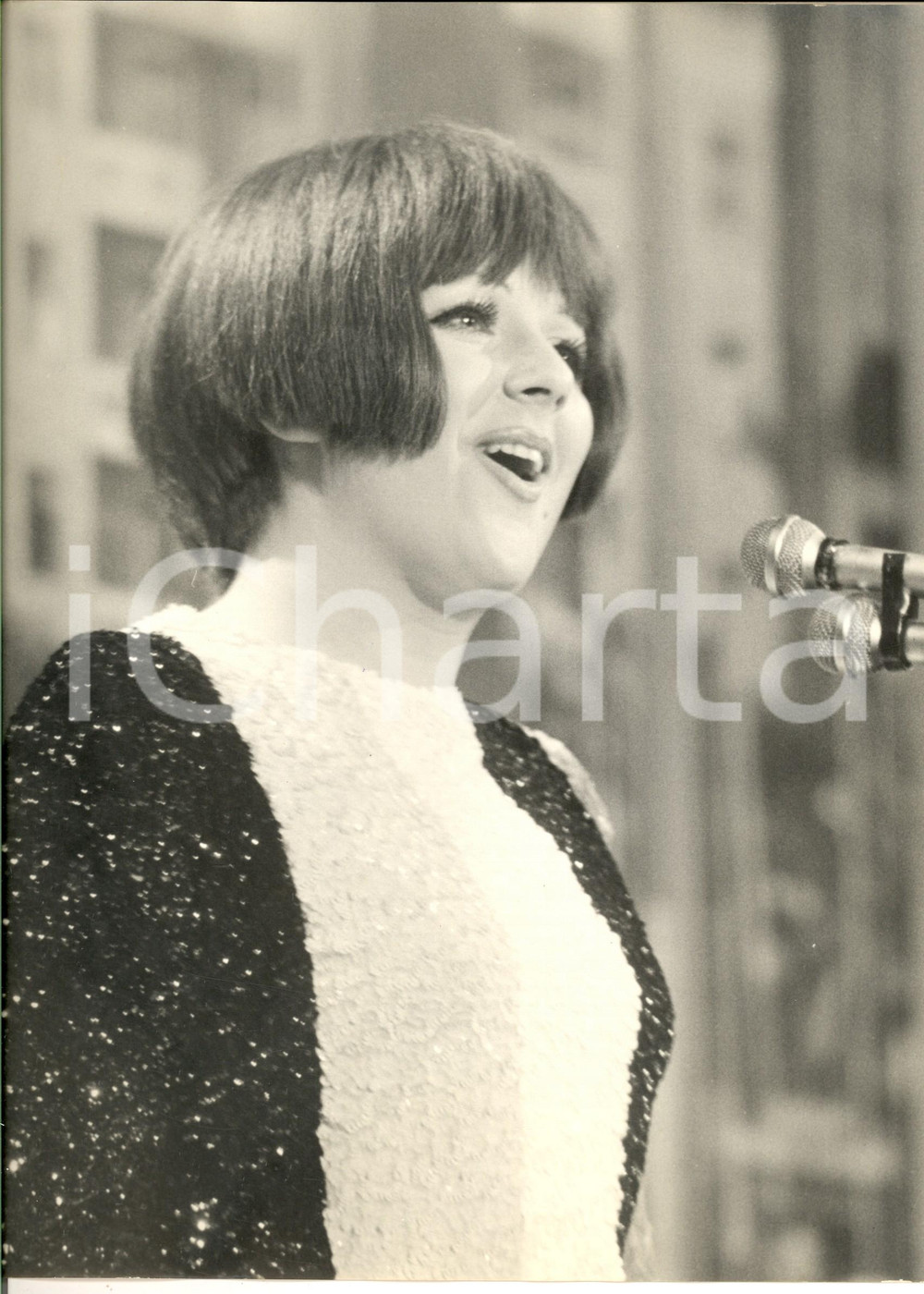 1969 FESTIVAL DI SANREMO Cantante Orietta BERTI sul palco - Foto 22x30 cm Fotografia d'epoca.CONDIZIONI: G (lievi piegature marginali)FORMATO: 22x30 cm     originale e autentica 1