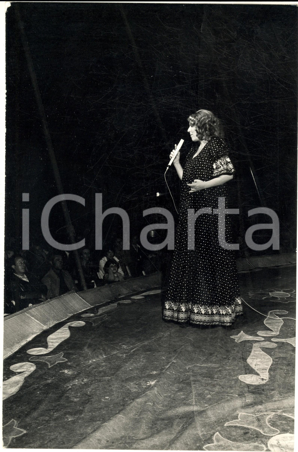1970 ca COSTUME ITALIA Orietta BERTI in concerto in abito lungo (3) - Foto 20x30 Fotografia d'epoca. CONDIZIONI: FAIR (lievi piegature verticali)FORMATO: 20x30 cm      originale e autentica 1