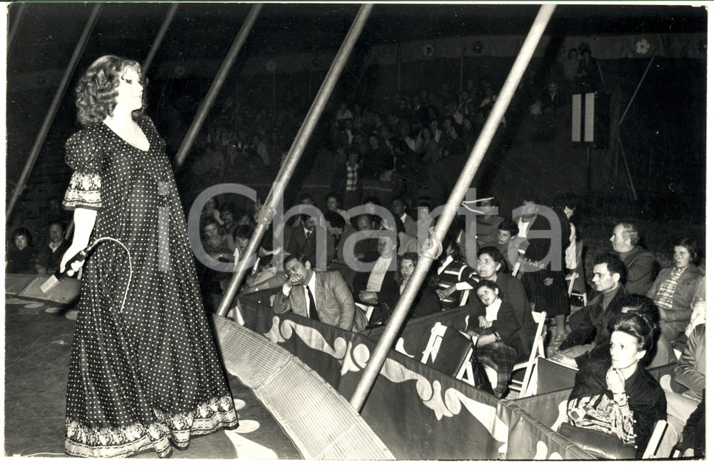 1970 ca COSTUME ITALIA Orietta BERTI in concerto in abito lungo (4) - Foto 30x20 Fotografia d'epoca. CONDIZIONI: FAIR (ma lieve piegatura angolare)FORMATO: 30x20 cm      originale e autentica 1