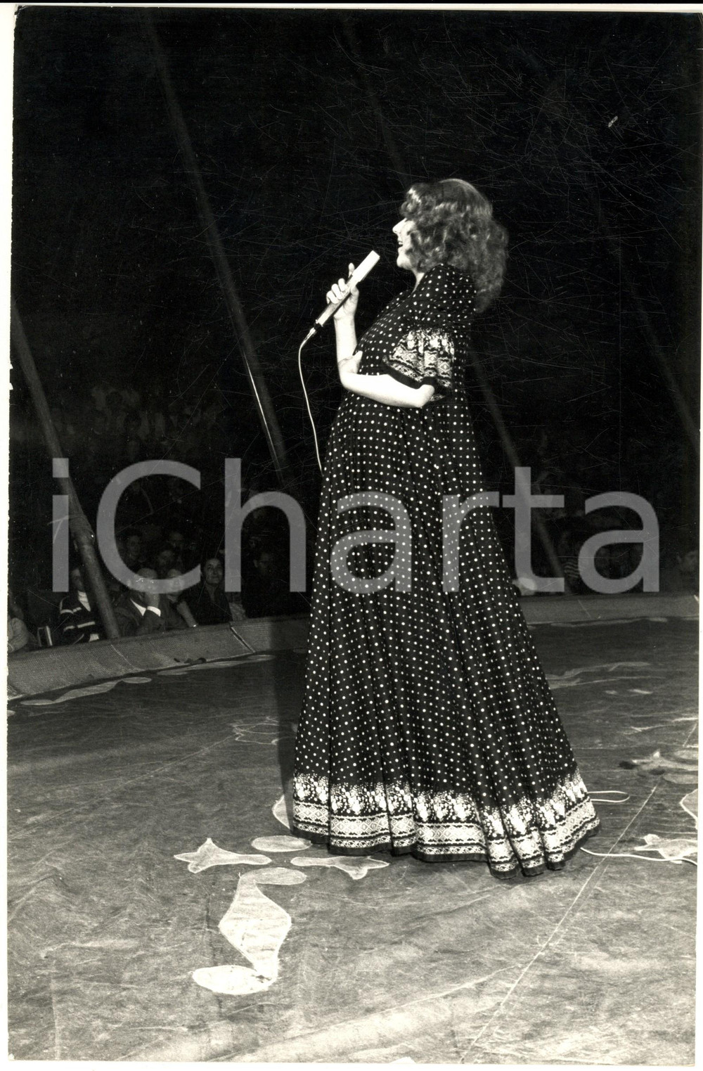 1970 ca COSTUME ITALIA Orietta BERTI in concerto in abito lungo (8) - Foto 20x30 Fotografia d'epoca. CONDIZIONI: GFORMATO: 20x30 cm      originale e autentica 1