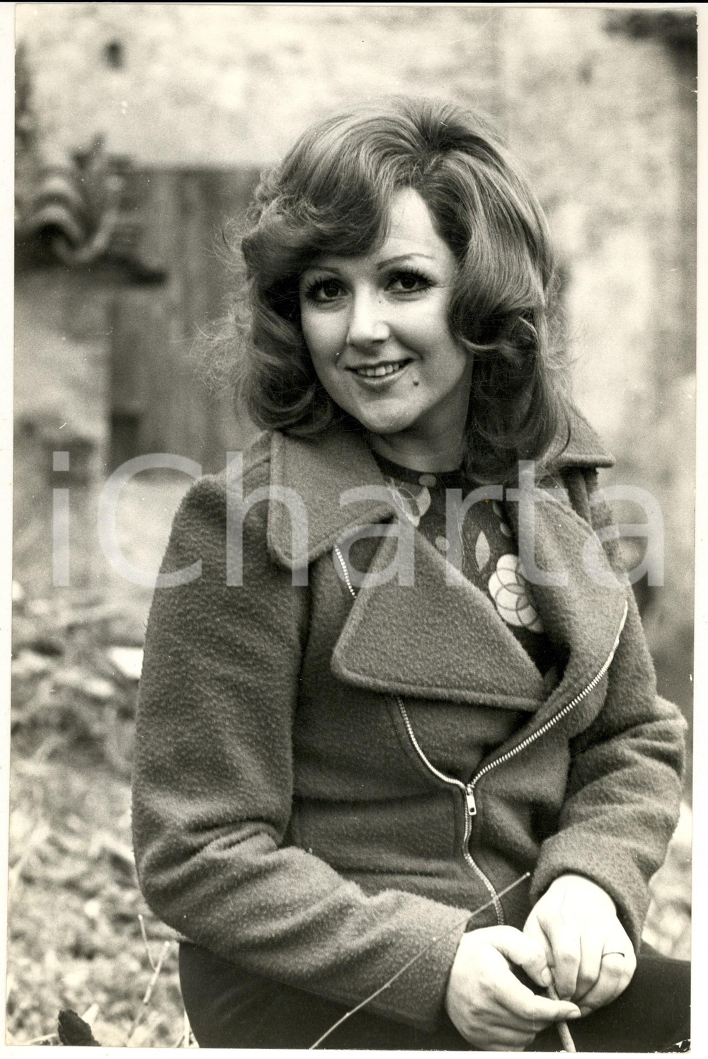 1970 ca COSTUME ITALIA Ritratto di Orietta BERTI in campagna - Foto 20x30 cm Fotografia d'epoca. CONDIZIONI: G (minima sbrecciatura centrale)FORMATO: 20x30 cm      originale e autentica 1