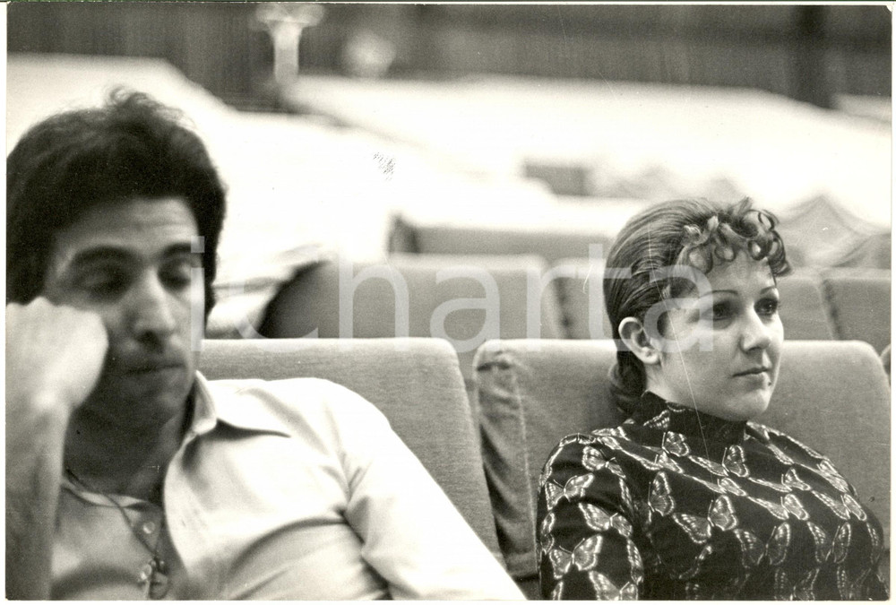 1970 ca COSTUME Orietta BERTI in sala per prove con Osvaldo PATERLINI (2) - Foto Fotografia d'epoca. CONDIZIONI: G (ma lievi difetti di stampa e traccia centrale di inchiostro)FORMATO: 30x20 cm      originale e autentica 1