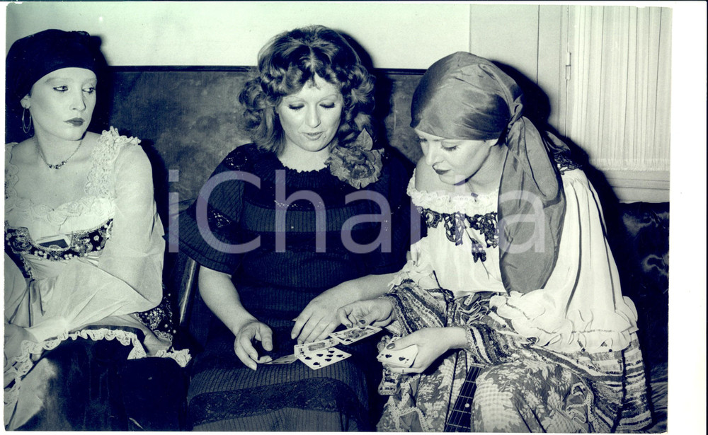 1970 ca COSTUME ITALIA Orietta BERTI tra le cartomanti (1) - Foto 30x20 cm Fotografia d'epoca. CONDIZIONI: GFORMATO: 30x20 cm      originale e autentica 1