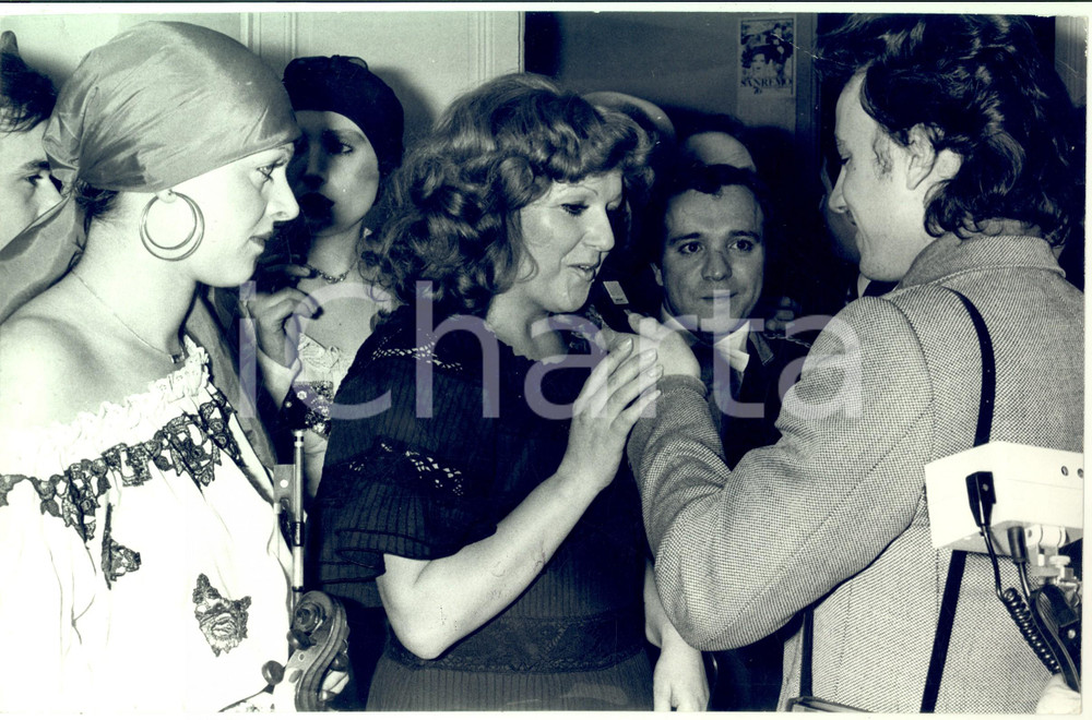 1970 ca COSTUME ITALIA Orietta BERTI tra le cartomanti (2) - Foto 30x20 cm
