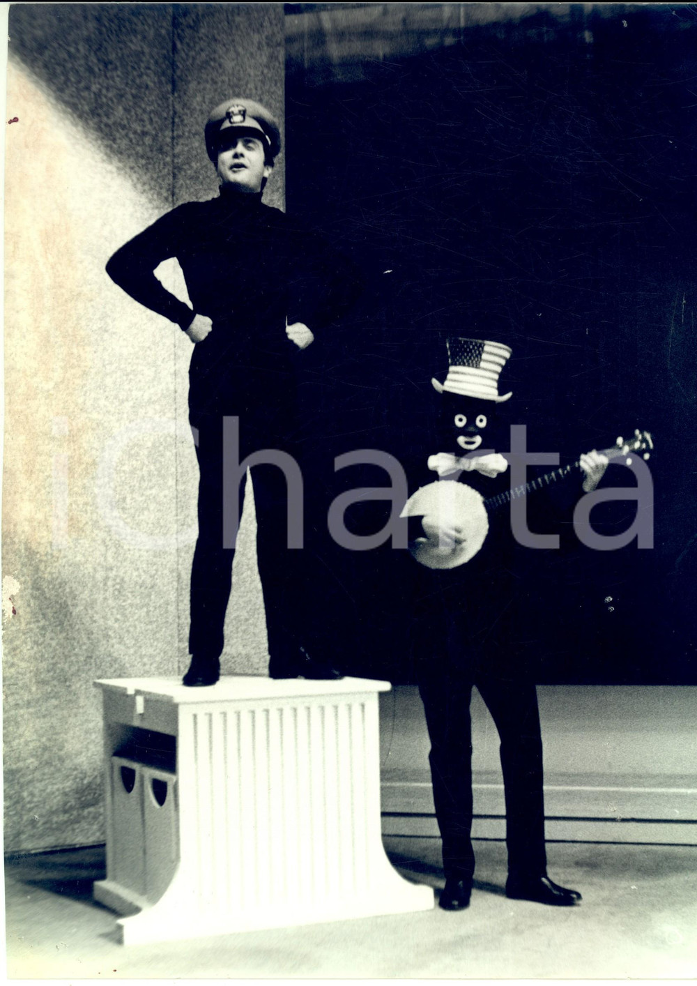 1965 ca CABARET I GUFI - Scena da uno spettacolo - Foto DANNEGGIATA 21x30 cm