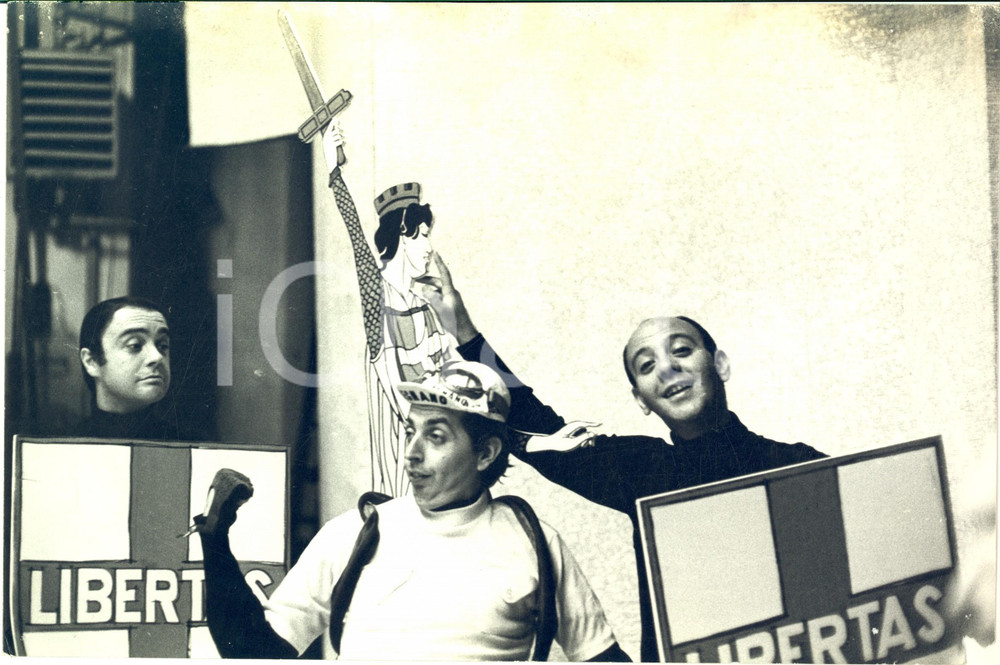 1965 ca CABARET I GUFI - Spettacolo satirico sulla Democrazia Cristiana - Foto Fotografia d'epoca. CONDIZIONI: poor (piccola mancanza angolare, con fori ai quattro lati)FORMATO: 30x20 cm      originale e autentica 1