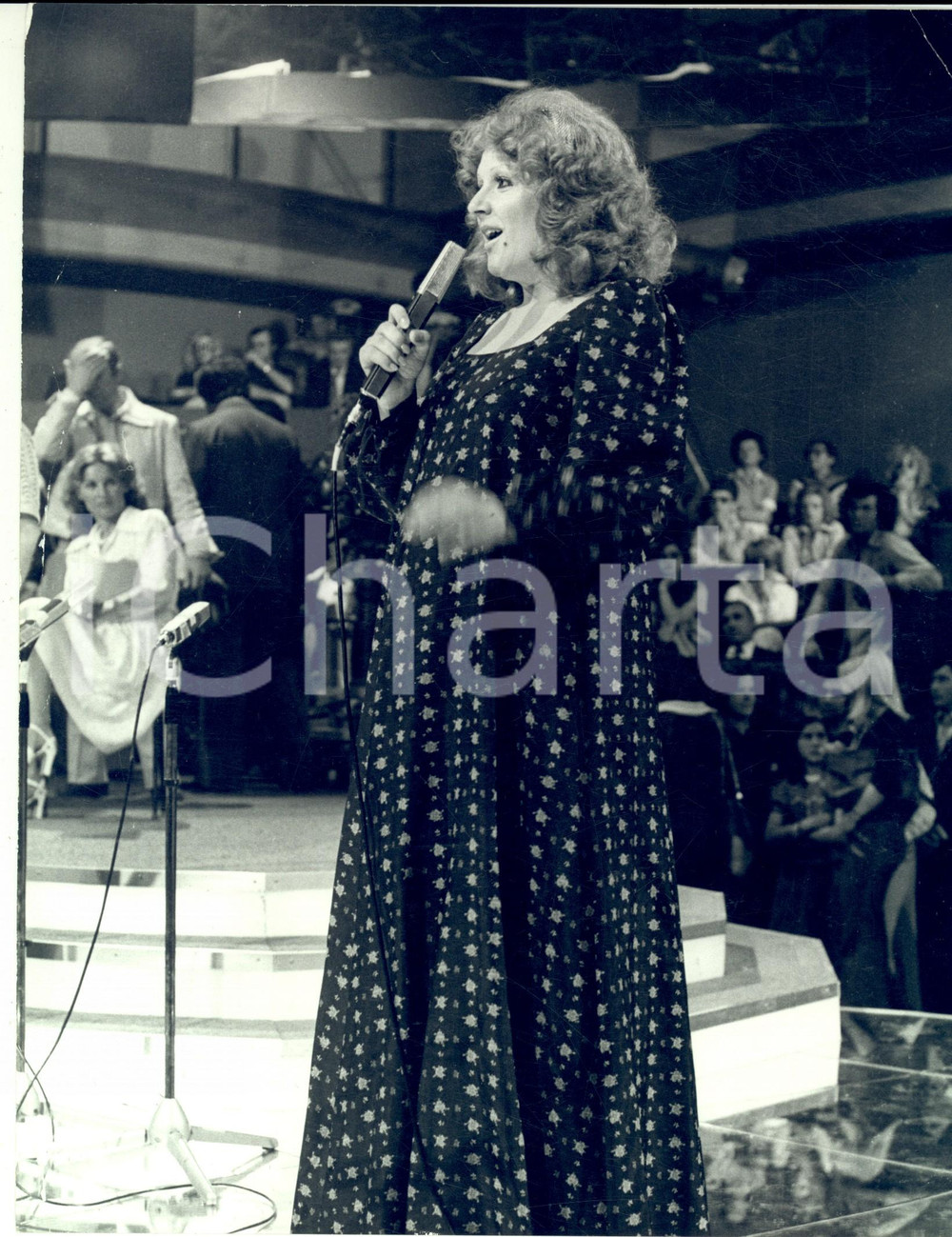 1970 ca COSTUME ITALIA Ritratto di Orietta BERTI in concerto (1) - Foto 20x27 Fotografia d'epoca. CONDIZIONI: POOR (piegature marginali e piccoli tagli)FORMATO: 20x27 cm      originale e autentica 1