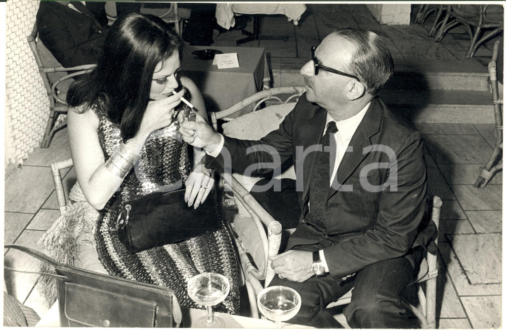 1970 ca COSTUME RICCIONE Alberto LATTUADA con un'attrice - Foto 30x20 cm