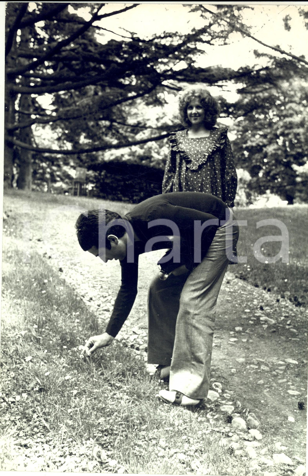 1970 ca COSTUME ITALIA Orietta BERTI e Osvaldo PATERLINI in campagna (1) - Foto Fotografia d'epoca. CONDIZIONI: G FORMATO: 20x30 cm      originale e autentica 1